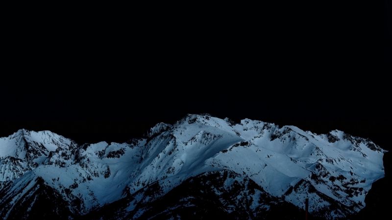 绝美雪山峰夜景4K壁纸
