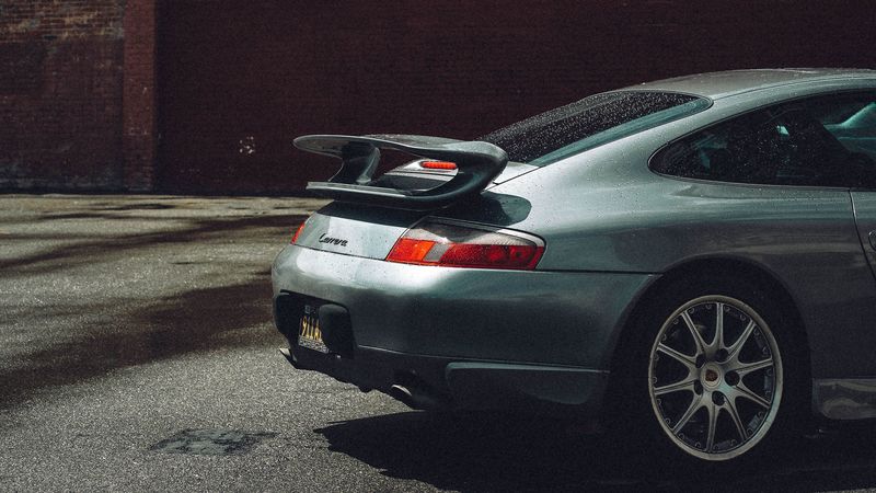 汽车大灯尾翼灰色铭文4K高清壁纸