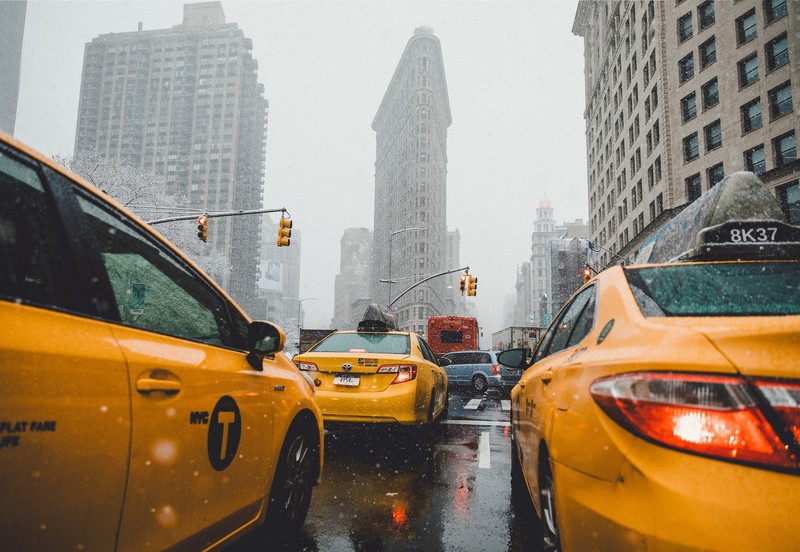 纽约街头雪后街景 熨斗大厦与出租车壁纸