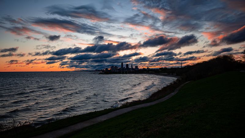 4K超清壁纸分享：海岸日落与都市夜景