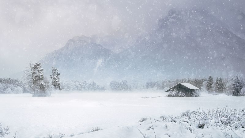 冬日暴雪山间小屋4K壁纸