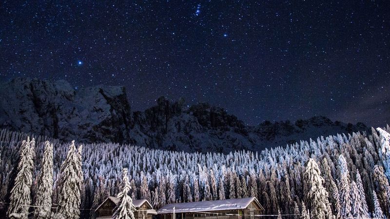 星空谷仓山景4K壁纸
