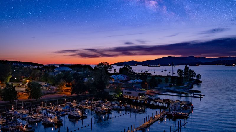 4K高清壁纸！暮色星空下的港口城市航拍大片