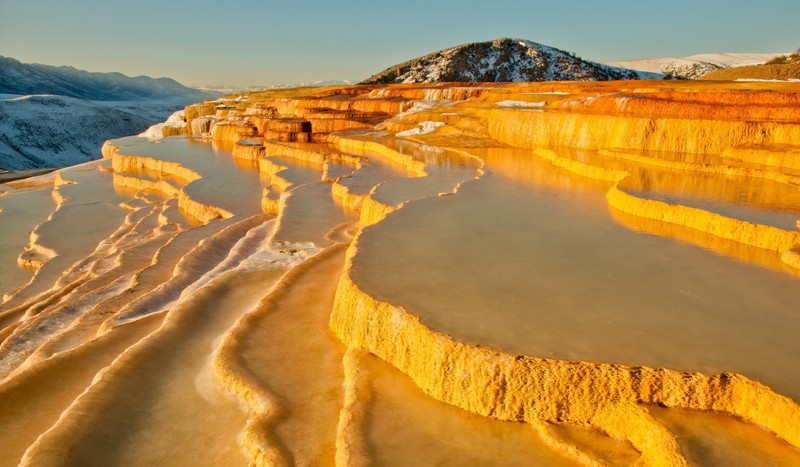 伊朗山地日落温泉岩貌高清壁纸