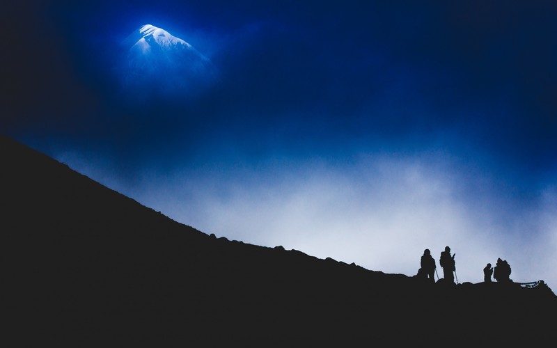 绝美的喜马拉雅岩壁剪影！尼泊尔雪山攀岩壁纸合集