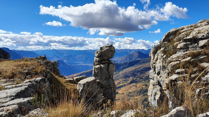 秘鲁山丘山峦云景高清壁纸