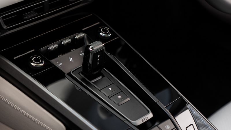 黑色汽车展厅控制面板按键 4K高清壁纸