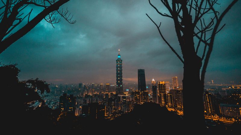 傍晚城塔灯火壁纸 雷云下的都市夜景