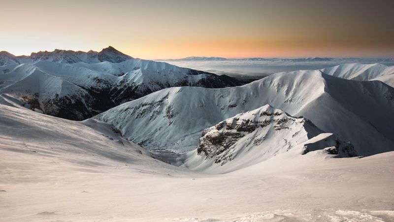 绝美的雪山暖阳4K壁纸