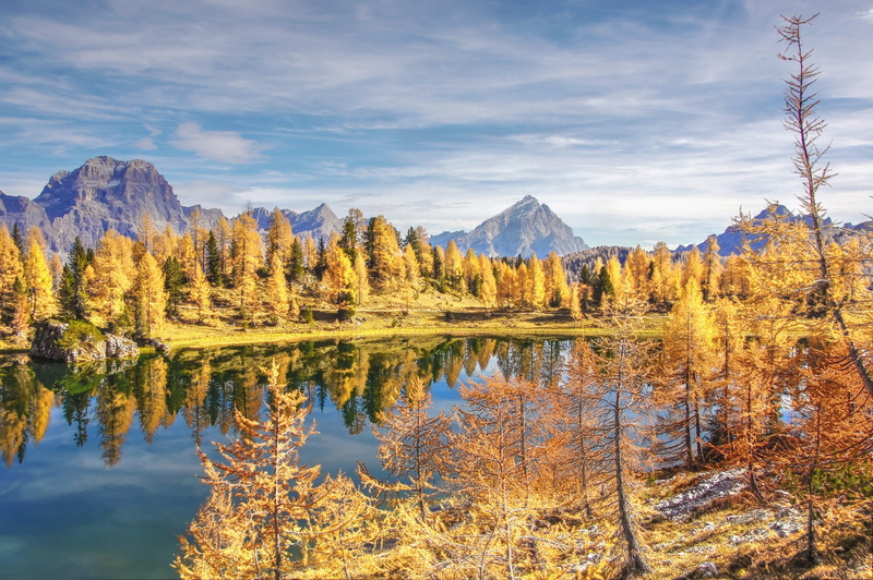 多洛米蒂山湖秋日静景壁纸