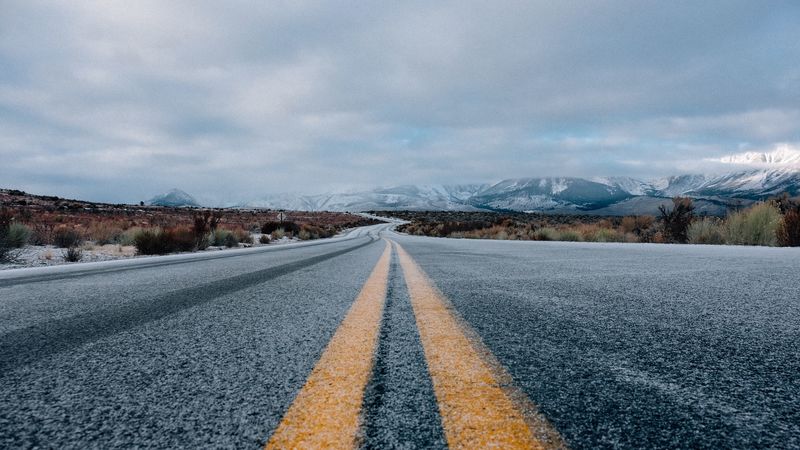公路标线 远山长天 远景4K壁纸