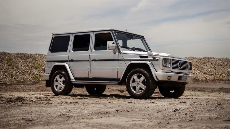 灰色奔驰G500越野SUV高清壁纸