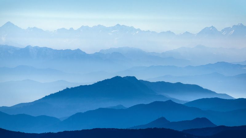 蓝白山间雾景4K壁纸