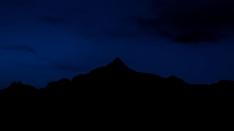 深夜山峦暗黑天幕壁纸