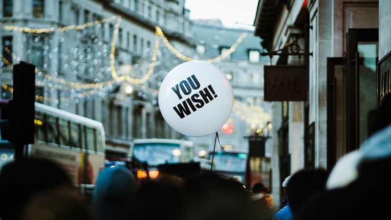 刻字气球与赛博都市4K壁纸