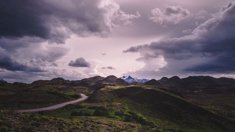 4K高清壁纸！阴天暮色里的山野草甸与云团