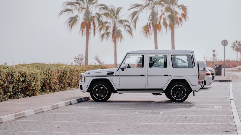 白色SUV超清壁纸