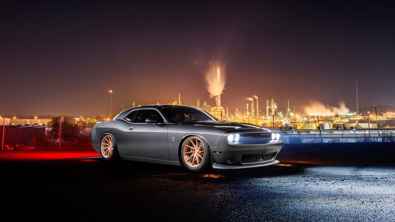 夜幕下城郊的雪佛兰科迈罗轮毂特写壁纸