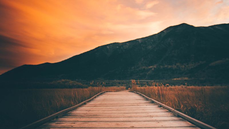 绝美的日落栈桥山脉壁纸