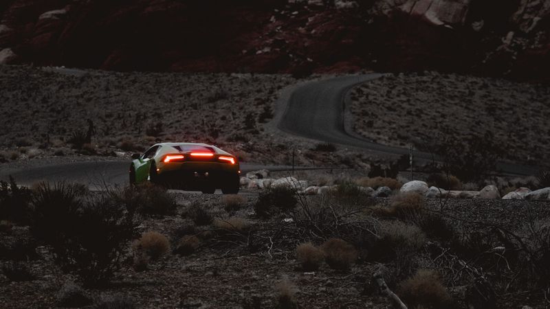 狂飙跑车驰骋山巅！这组4K壁纸把速度与夜景氛围感拉满