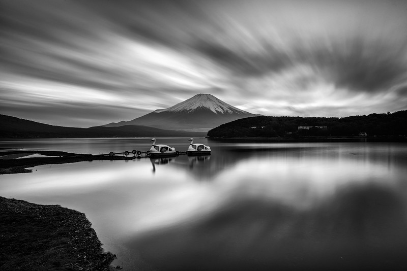 富士山下黑白湖景壁纸