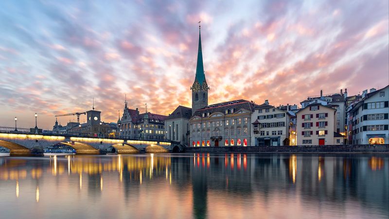 教堂·城市·河流4K高清壁纸