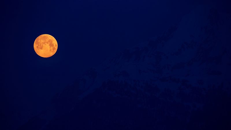 绝美暗夜山巅满月壁纸 4K高清质感拉满