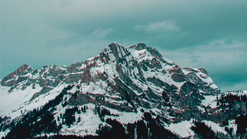 瑞士阿尔卑斯绝美雪山村落壁纸 4K高清上线