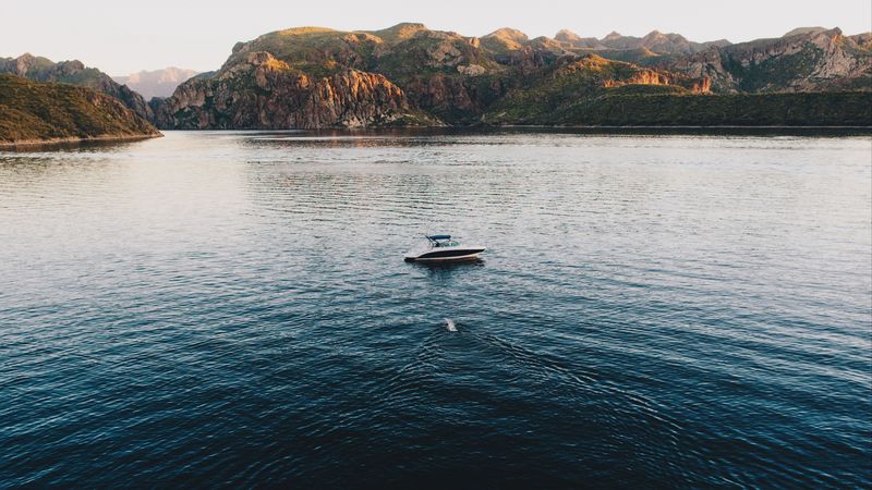 湖泊山海间的小船 4K高清壁纸