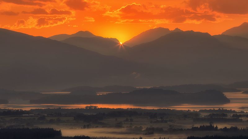 苏格兰山野落日雾景4K壁纸