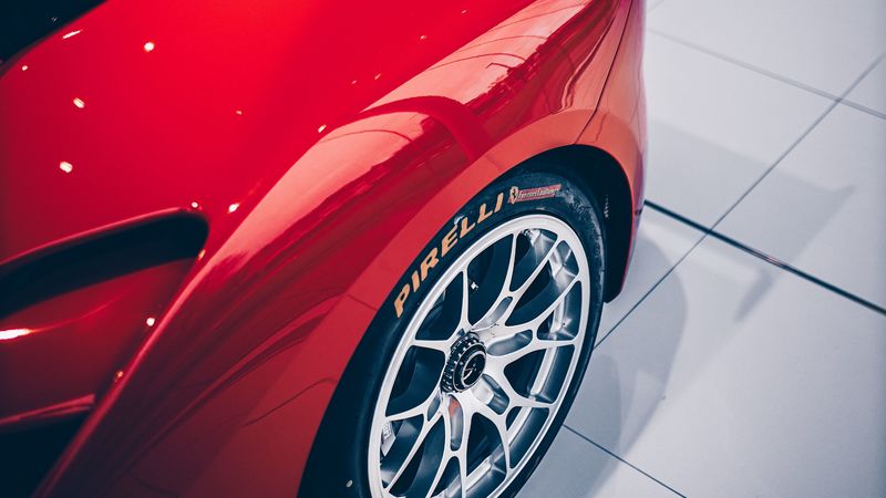 跑车尾翼轮毂高清壁纸