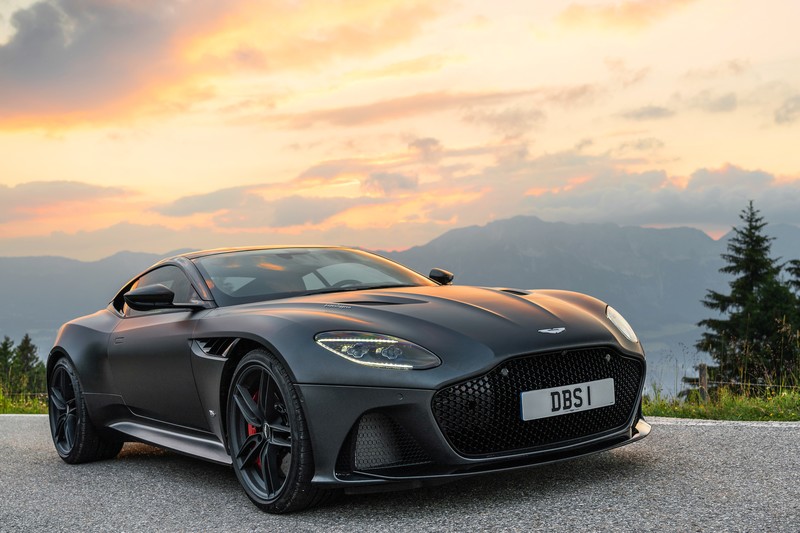 阿斯顿马丁DBS Superleggera绝美灰跑车高清壁纸