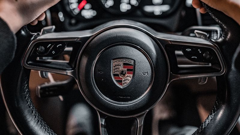 汽车方向盘车内场景4K壁纸