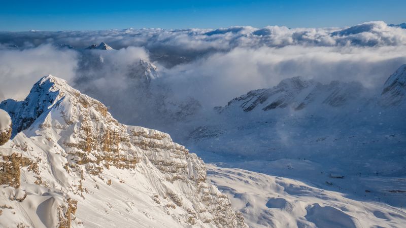 绝美的雪山峰峦云景4K壁纸