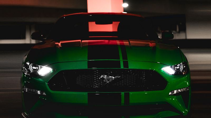 暗调绿衣福特野马 4K超清正脸壁纸