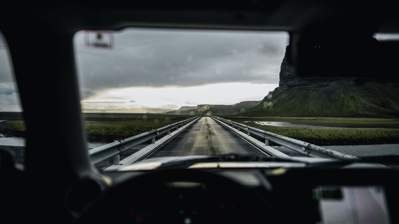 绝美公路桥梁山景4K高清壁纸