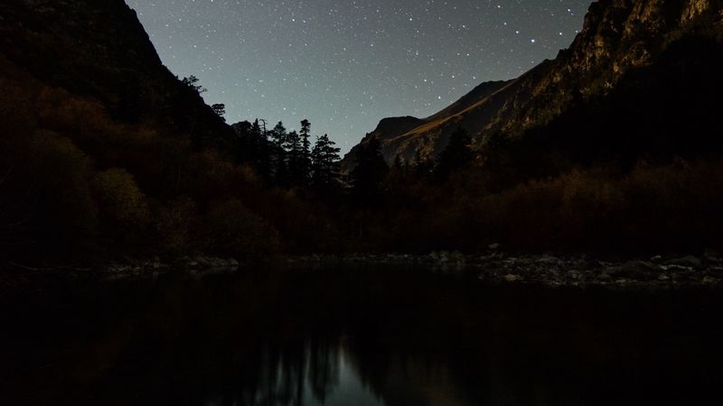 绝美的暗夜山湖星空4K壁纸