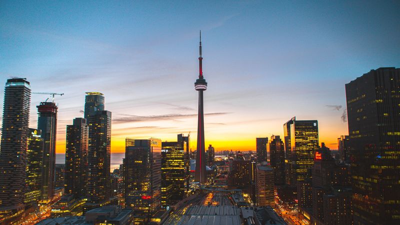 黄昏城市塔景4K壁纸