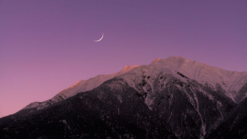 绝美黄昏紫调山月壁纸