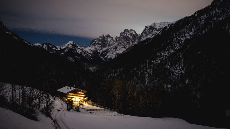 绝美的雪山暮色山间小屋 4K壁纸