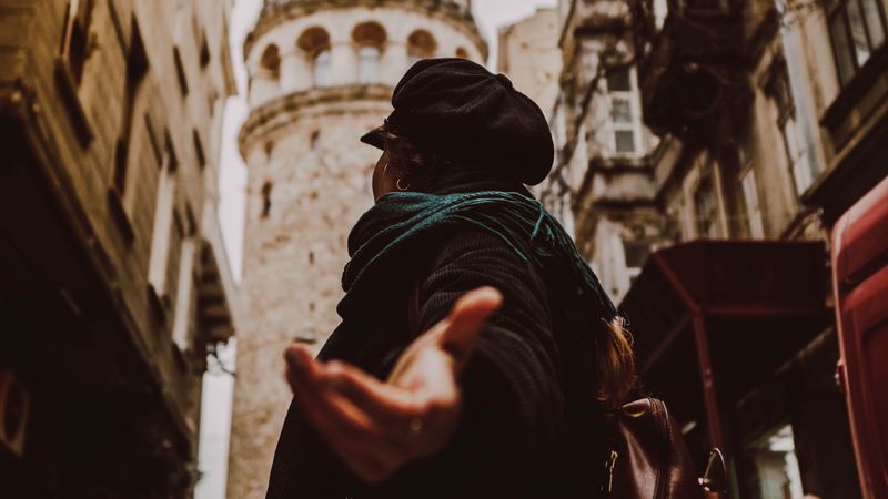 人手伸向城市楼宇的4K高清壁纸