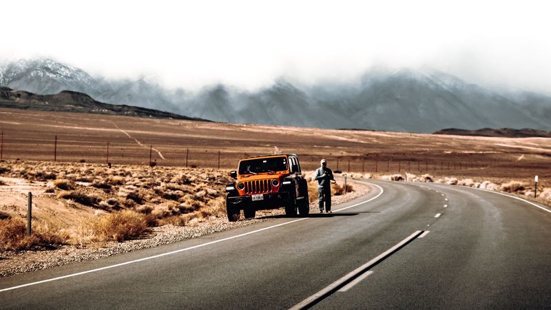 沙漠公路跑车壁纸 氛围感拉满