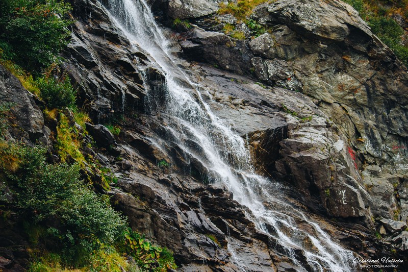 罗马尼亚山间隘口瀑布风光壁纸