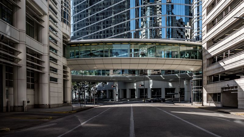 城市街景现代建筑倒影壁纸