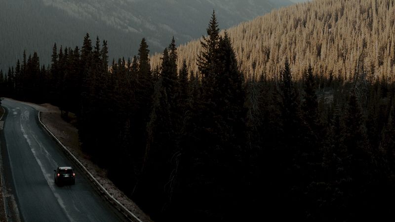 公路、汽车、山峦、森林、动态画面、4K高清壁纸