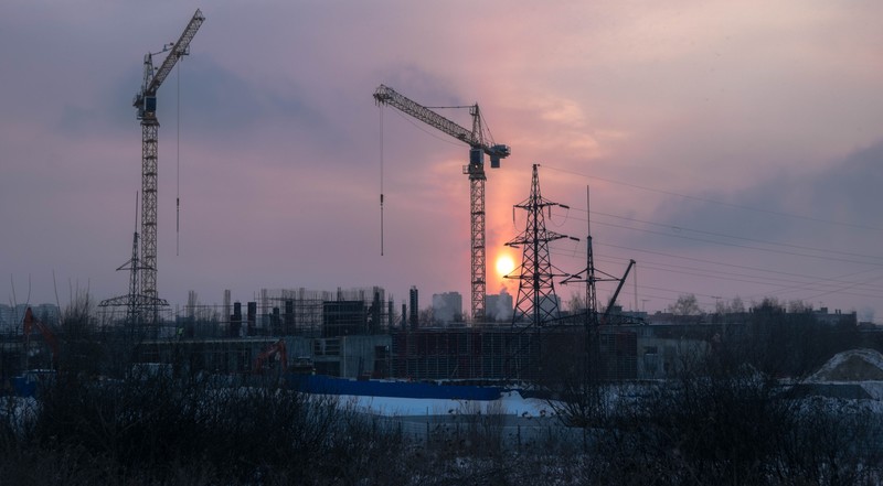 城市雪景里的工程起重机 高清壁纸