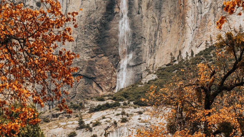 秋日悬崖瀑布林景壁纸