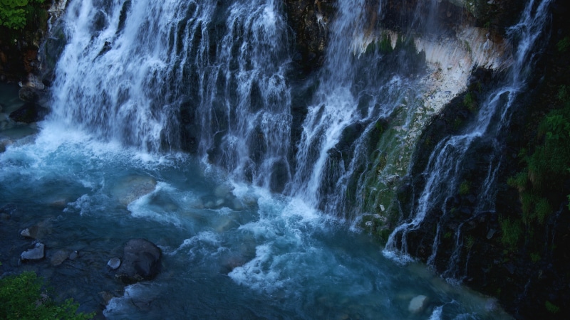 绝美8K自然壁纸合集：流水、海岸、瀑布与奇岩之美