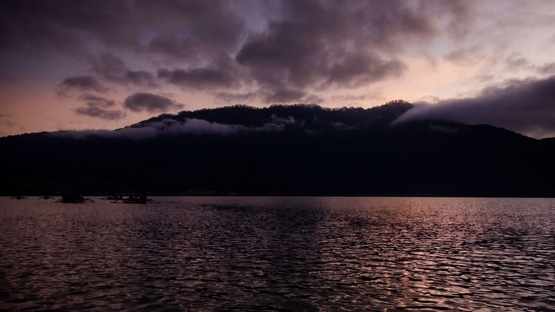 暗黑山湖云景4K壁纸