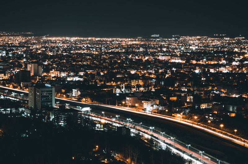 设拉子市中心深夜的拥挤路口街景